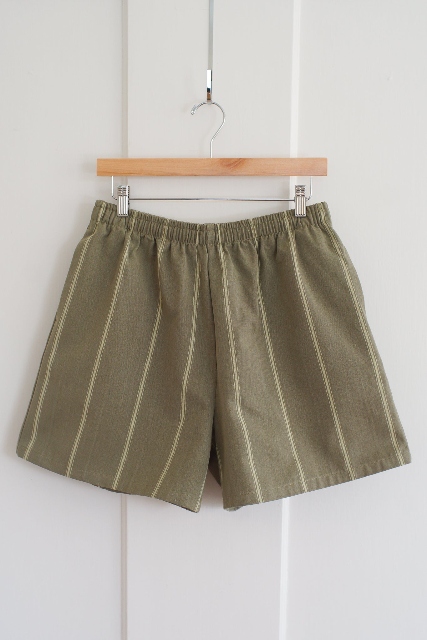 sage striped shorts - l