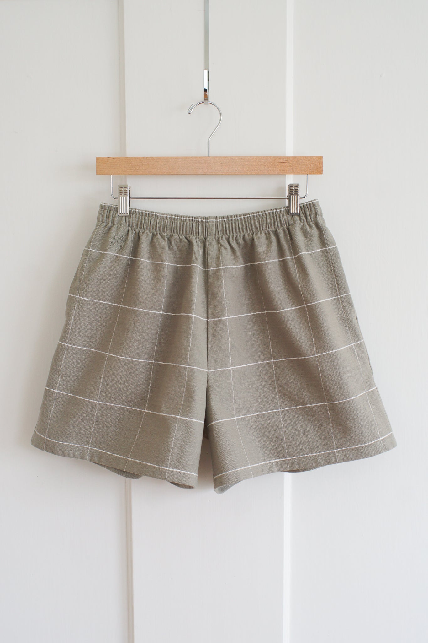 grey grid shorts - m